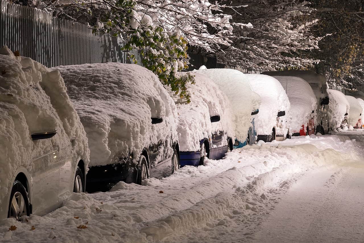 Car parked outside in snow min